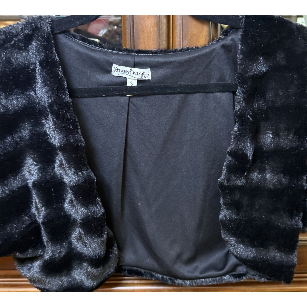 Extraordinary Women's Black Faux Fur Wrap - S